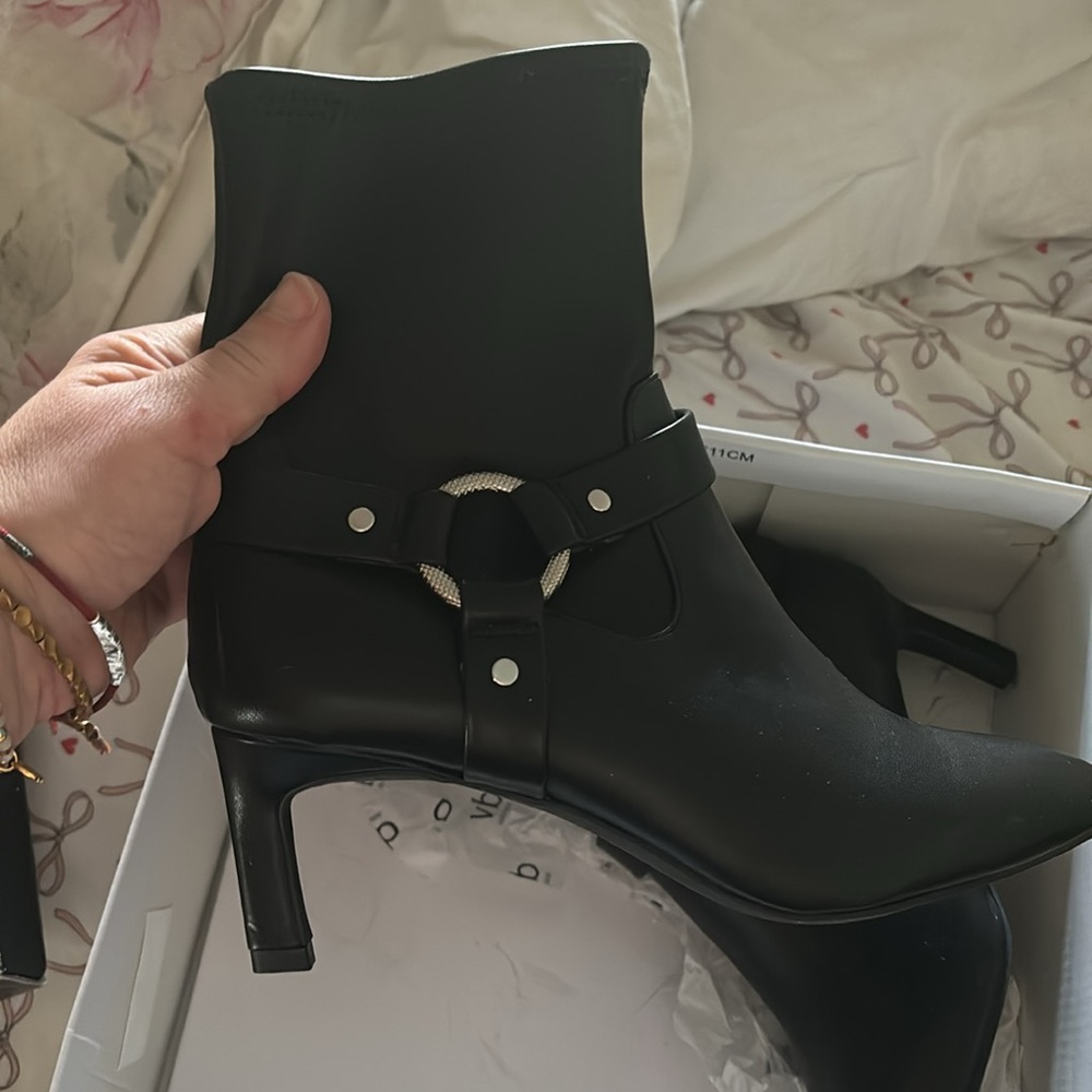 Beautiful new in box booties - Picture 2 of 7